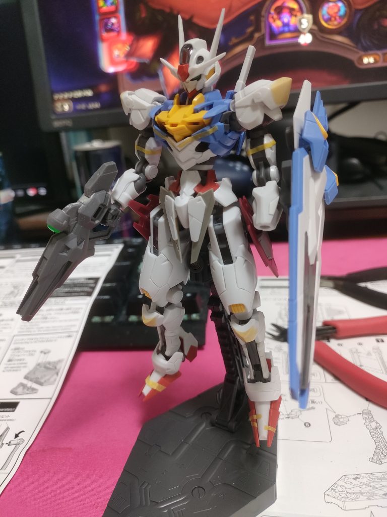 塗装する前の最終形状です。素組みと比べると全体的にシャープに仕上げています。肩と膝をパテで盛り尖らせました。腰回りが寂しかったので、スカートを延長・追加したことで解消しました。