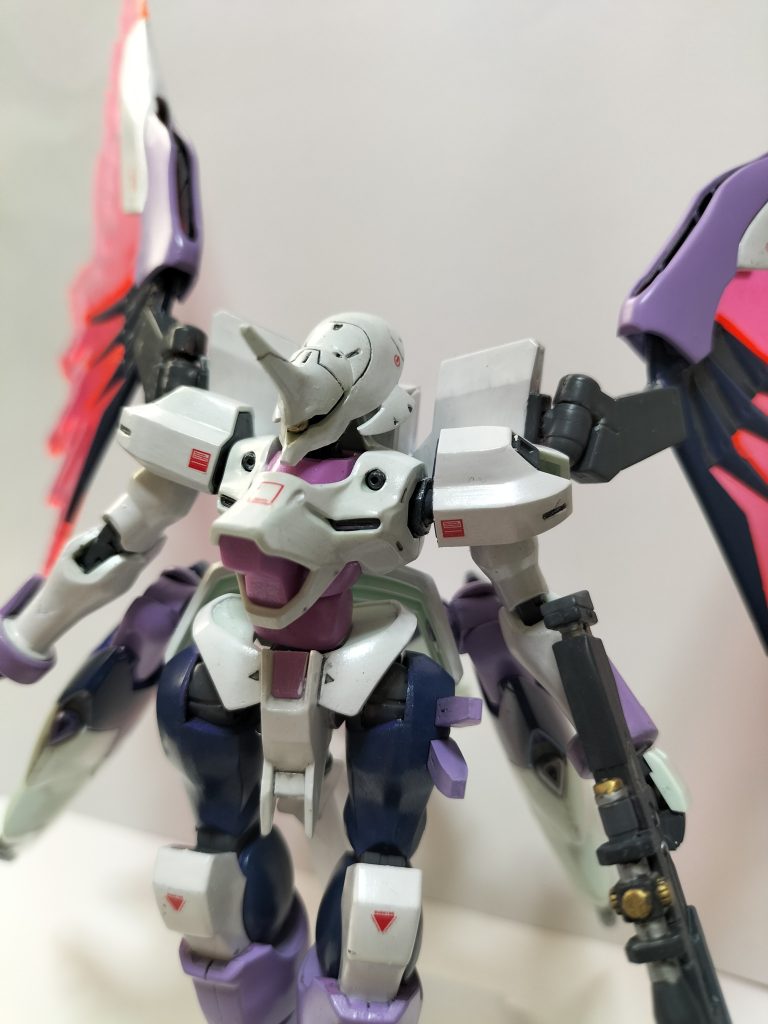 手持ち武器が無かったので、余っていたライフルを装備。太もものビームサーベルのポロリがやばい。