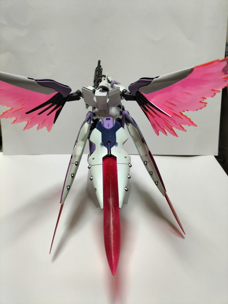 背中のデカいクリアパーツが派手で、椅子に載せた画用紙撮影ブースからハミ出ます