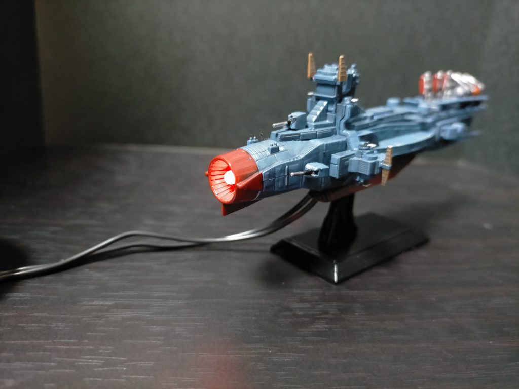 後期カタパルト仕様:左舷/右舷/後方一年戦争末期に登場した後期型では艦内部にモビルスーツデッキを増設し、艦底部に設けたハッチからジムを投下することが可能となった。また、それに加えて上下の甲板にモビルスーツを露天繋止し一斉発進する処置も採られた。この方式には整備等の難はあるが、本来の運用定数以上のモビルスーツを戦場に投入できるメリットがある。このタイプでは上甲板の単装メガ粒子砲塔を撤去しているのが特徴である。