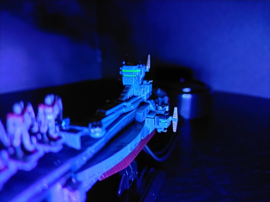 非常に分かりづらいですが、艦橋にUVライトによる初ビコーンシステムを導入してみました（笑）写真だと分かりづらいですが、結構光ってビックリです！