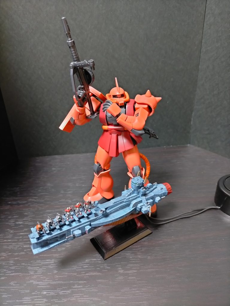 トップ画像のHGシャアザクとデカさの比較！ムスカ大佐もビックリ！ジムがまるで○ミの様だwww