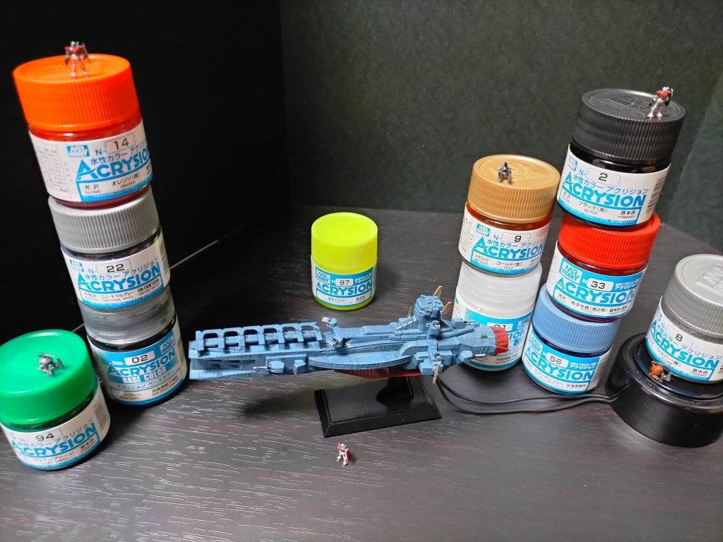 塗装レシピ　　オールアクリジョン機体全般:ベースグレー→ミディアムブルーベースグレー→あずき色ベースグレー→ゴールドその他差し色シルバー、ブラック、クリアグリーン、オレンジ、ベースホワイト、蛍光イエロー、ニュートラルグレー今回は知人から頂いた初EXモデルで電装を行いました！電材の知識もない中ネットをあさりはんだ付けをし、なんとか単頭+スイッチ取り付けを行いました！又、電源使いまわしのために途中にコネクタをかまし取り外し式にしました。前回のカタパルトでは裏に仕込むだけでしたが、今回はプラモ内部に配線ルートをどうするかとかを考えなければならず、いい勉強になりました(｀･ω･´)ゞただ小さすぎる（笑）可動部込みで仕込む方々はマジで尊敬します。又、初の蛍光塗料+UVライトもやってみましたがこれはお手軽でいいですね！まぁ今年もマイペースにやって行こうと思います(｀･ω･´)ゞ2/2023