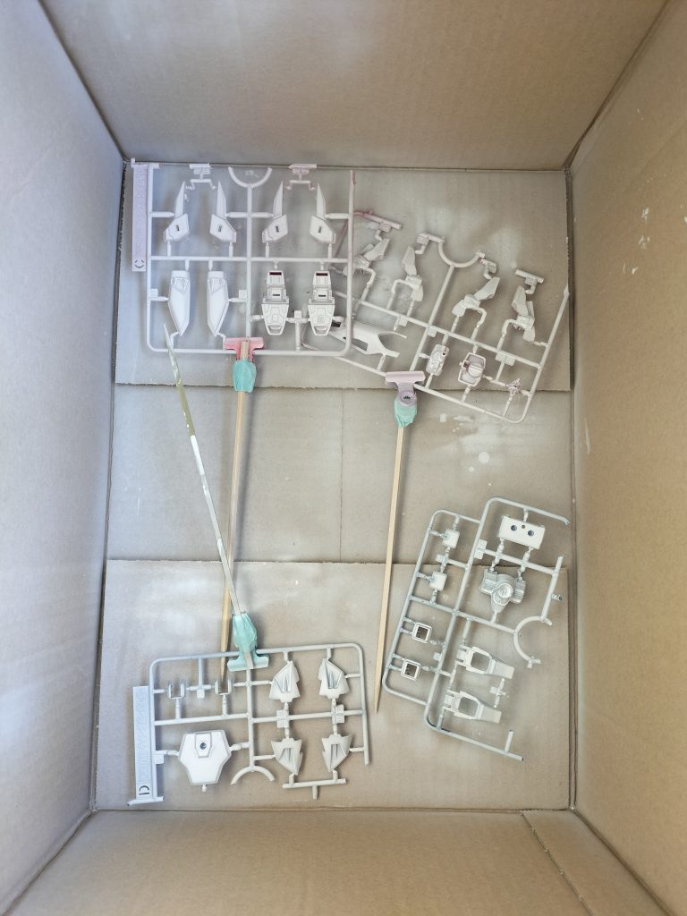 缶スプレー使ったんですが、サーナントカ?って下地材必要だったんすかね?(´;ω;`)あと、めっちゃ頭クラクラして具合悪くなって4時間ほど横になってました(´;ω;`)