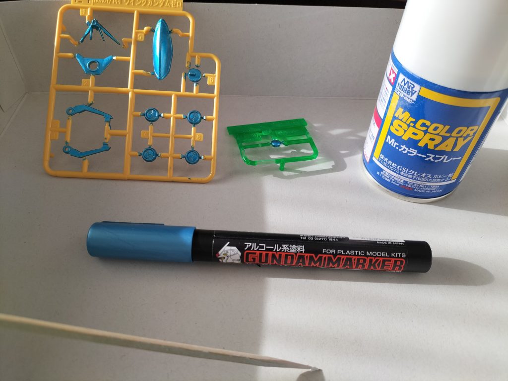 アクセントでガンダムマーカーのメタブルーを塗りたくりました(´;ω;`)あと、ガンプラの先輩から真っ白だと情報量少ないからスミ入れした方がいいかもってアドバイス貰いましたが…塗装したあとのスミ入れっていつも使っとるガンダムマーカー水性スミ入れ使えないから困っちゃいましたよ(´;ω;`)