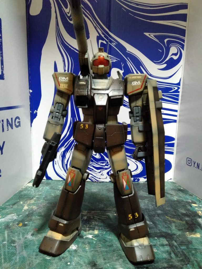 ご覧頂きありがとうございます。ONEWARYEARガンダムをベースにB-CULBジム・キャノン換装キットを使い改修改造した完成品になりますイメージソースはアフリカ戦線仕様機体です。今ではプレバン限定ですがMGでジム・キャノンはありますが、その時代のアレンジを楽しんで頂ければ幸いです。作業工程は離型剤洗浄後、400~1000番のペーパーで表面処理→洗浄→サフ吹き→サフ磨きとキズのチェック→塗装→デカール貼り→つや消しトップコート塗料はガイヤカラーを使用しました素人製作なのでプロのように完璧では無いと思いますが画像見て気に入って頂けたらよろしくお願いします。