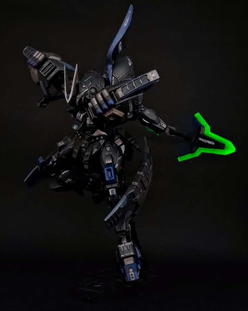 肩に射撃用ビットを6基装備。