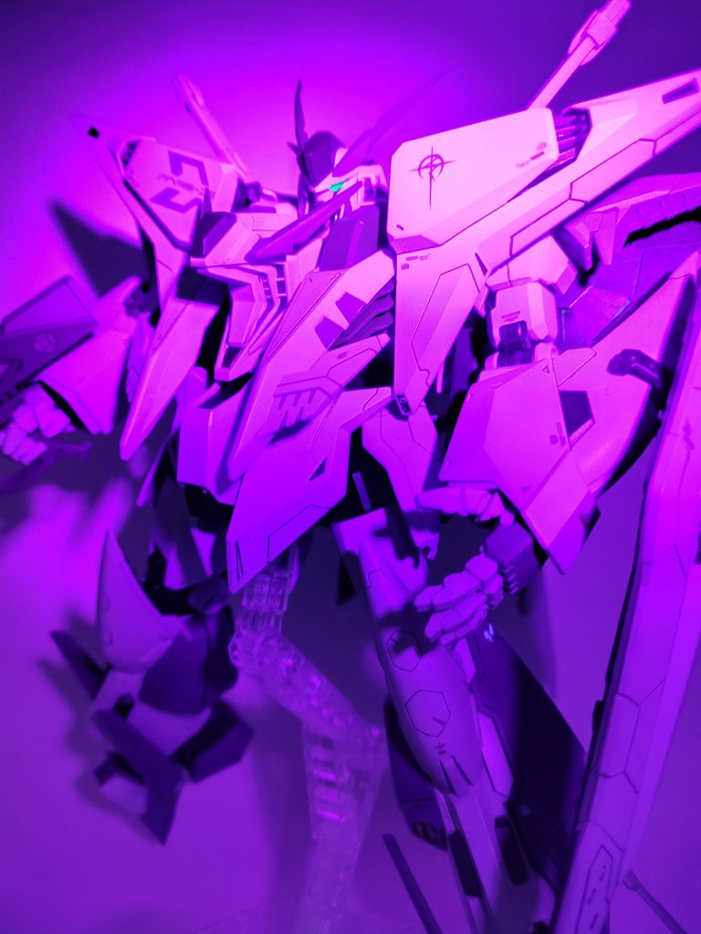 ブラックライトで色々光るがカメラスペック的に見えない…