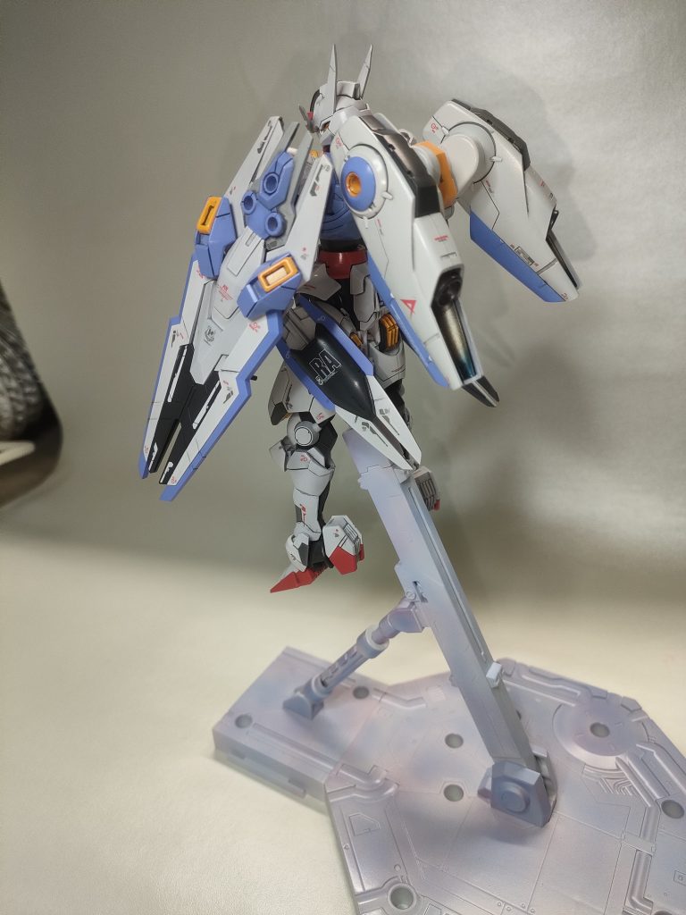 バックパックも色を統一し一体感を出しています。足に追加したスジ彫りが上手く引けたので気に入っています。