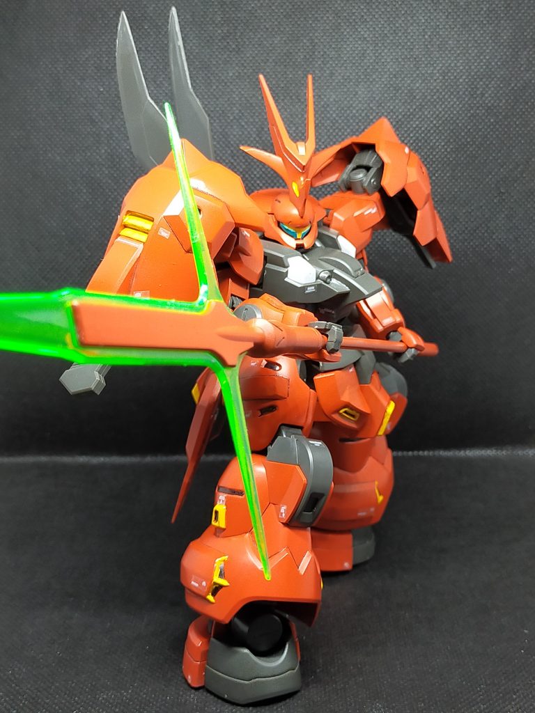 両手持ちでパルチザンを構え