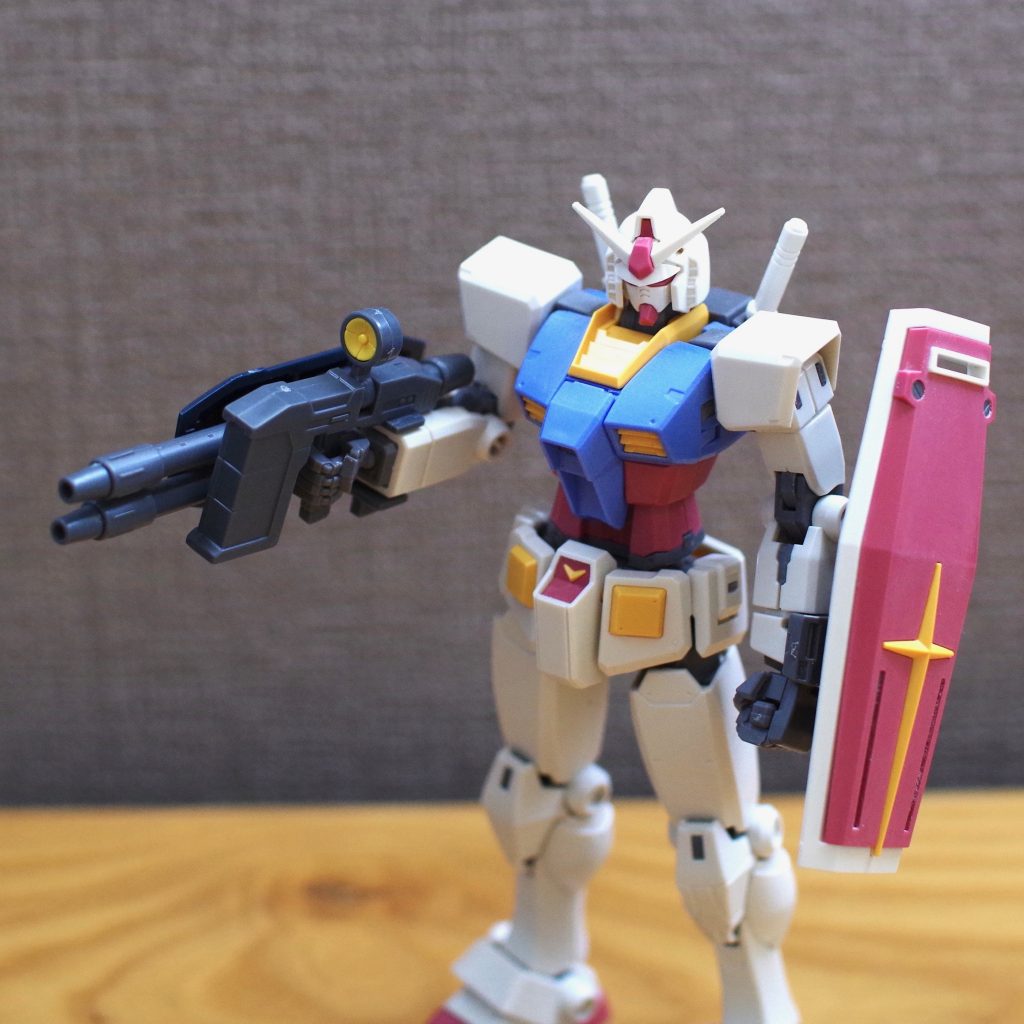 元々いただきもののこのキット。完成度の高いキットだったので、当初はそのままトリコロールで塗装する予定でしたが、お遊びで武器を持ち替えさせていた時にカラーが決まりました。