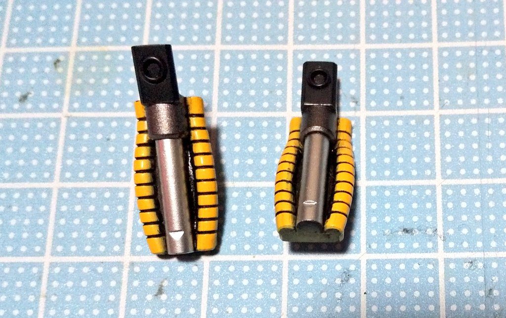 HGはこれが一つのパーツなので塗り訳がめんどうでした。