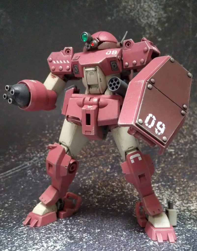 初投稿になります。よろしくお願いします。デミトレーナーをブルーティッシュドッグ風に塗装、改造しました。拡張キットの中にあった4連装ミサイルを右手に装着すると、ブルーティッシュドッグにしか見えなくなったので、最初は色の塗り訳だけで済まそうと思ってましたが、あちこち改造してしまいました。