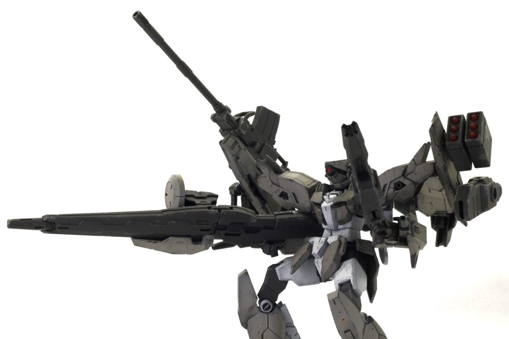 右肩の長いキャノンは、遠くを狙って曲射するのが基本