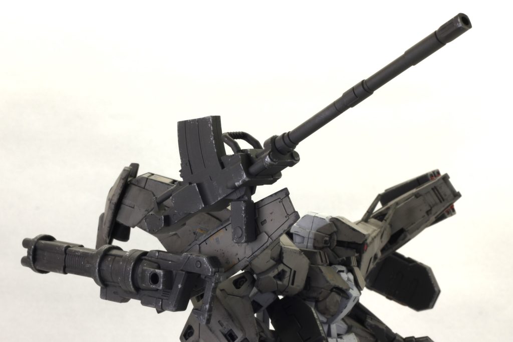 肩の武装は、一方を前方に、もう一方を後ろに向けるのがデフォルト死角だとおもって近づいてきた敵を仕留めたり、追い払うことを想定している