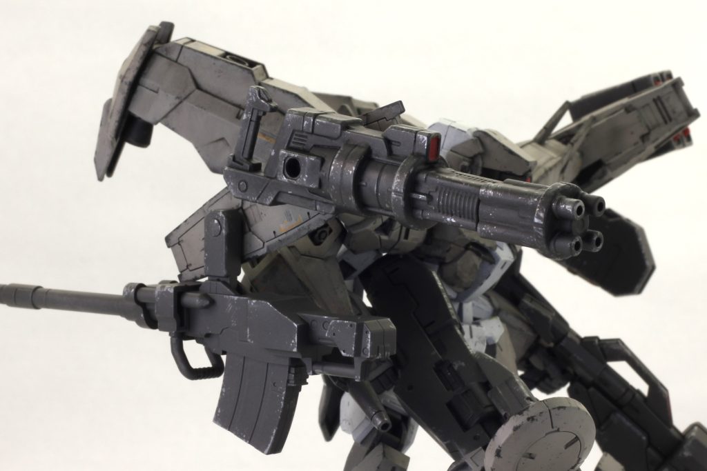 回転させることで、位置を切り替えることができる干渉しない限りは武器自体も自由に回るので、全ての武器を同じ方向に向けたりもできる