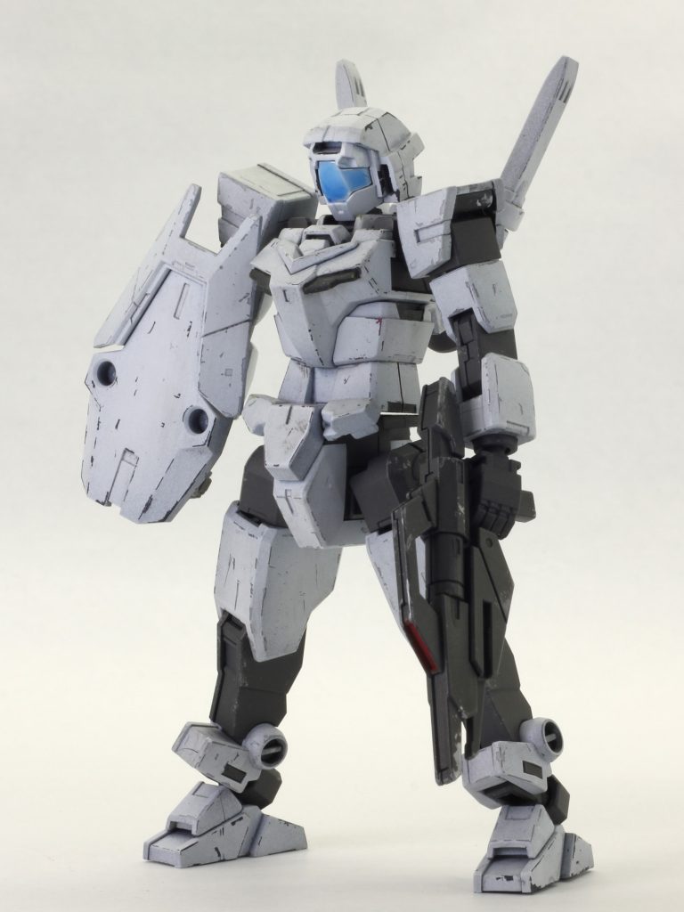 中身他のアーマーをつけることも考えて、汚しは控えめあれ?ガンダム…?お前はガンダムか⁇