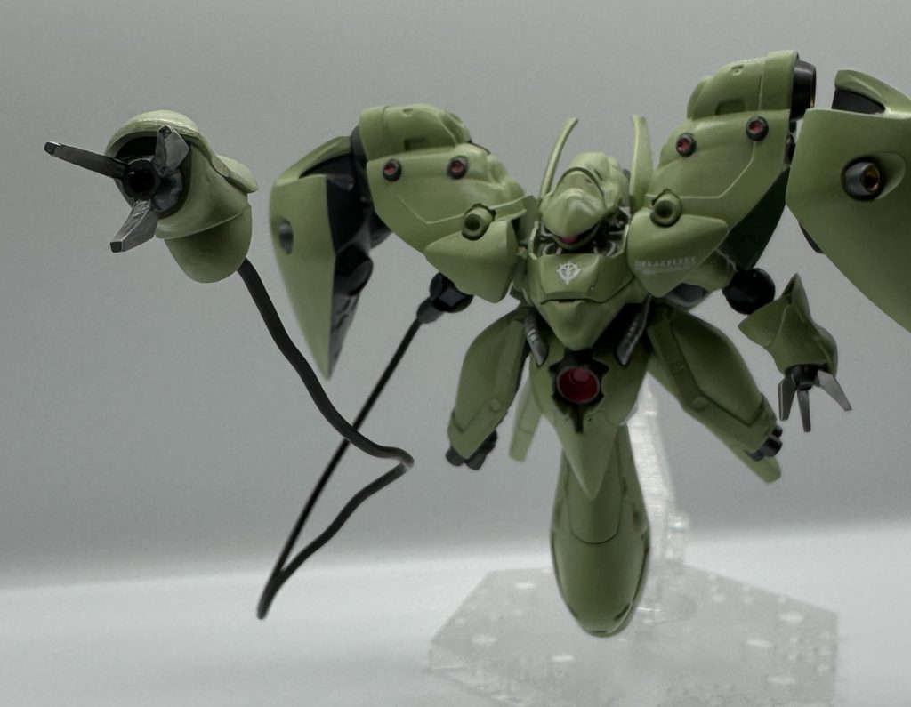 写真だと分かりにくいかもしれませんがショルダーユニットを稼働させて若干の表情付けが出来ます。完成させてみると理想通りのシルエットになったので大変満足です。ご覧いただきありがとうございました。