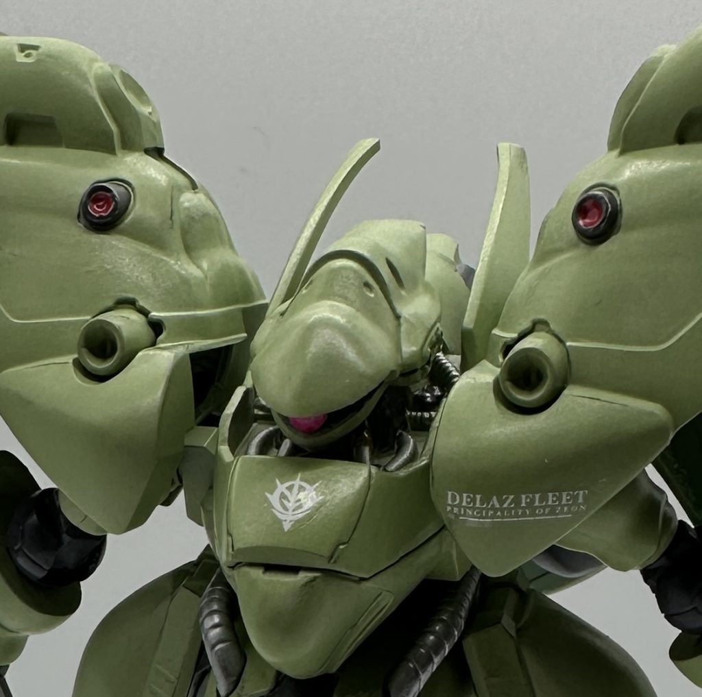 モノアイにはHアイズを利用して、立体感を出しつつシールの径よりやや大きいものを採用しています。