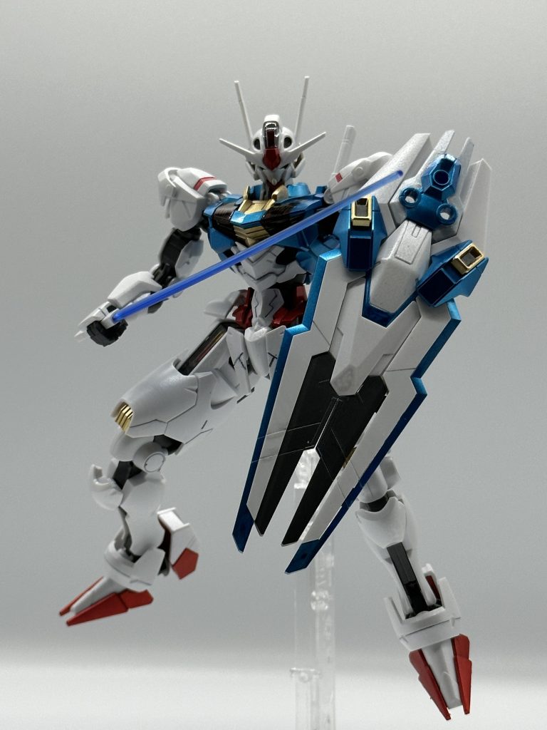 エスカッシャン、分離して砲身になるという設定ですがそのおかげでシールドのパーツ数はかつてのガンプラの中でも群を抜いているのではないでしょうか?一個人的な意見としては砲身としてのデザインもしっかりしてほしかったなぁと思っております。