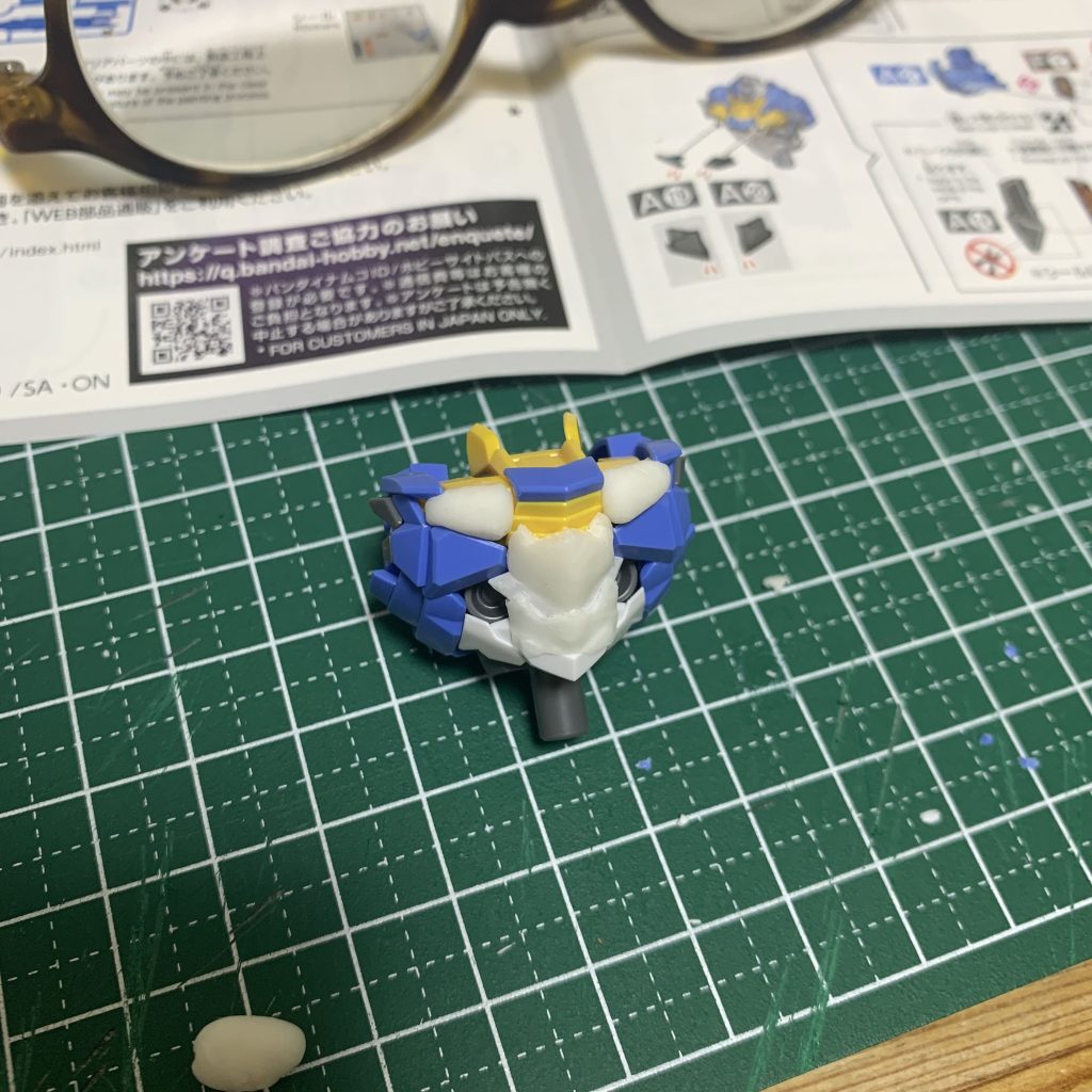 胸、胴回りは樹脂粘土を使ってそれっぽく。完全乾燥に3日かかると書いてあったのですが、そんなに待っていられません・・・・このあと、塗料の食いつきをよくするために白サフを吹いておきました。