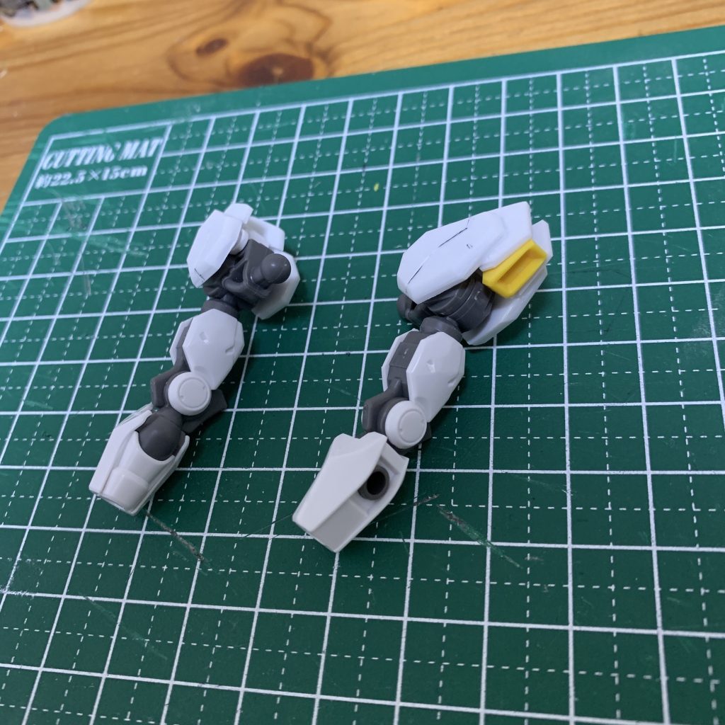 ショルダーアーマーはプラ板によるスクラッチ。パネルラインはスジ彫りしました。スラスターはキットのものをカットして挟み込んでいます。上腕装甲は段差を削って設定に寄せています。