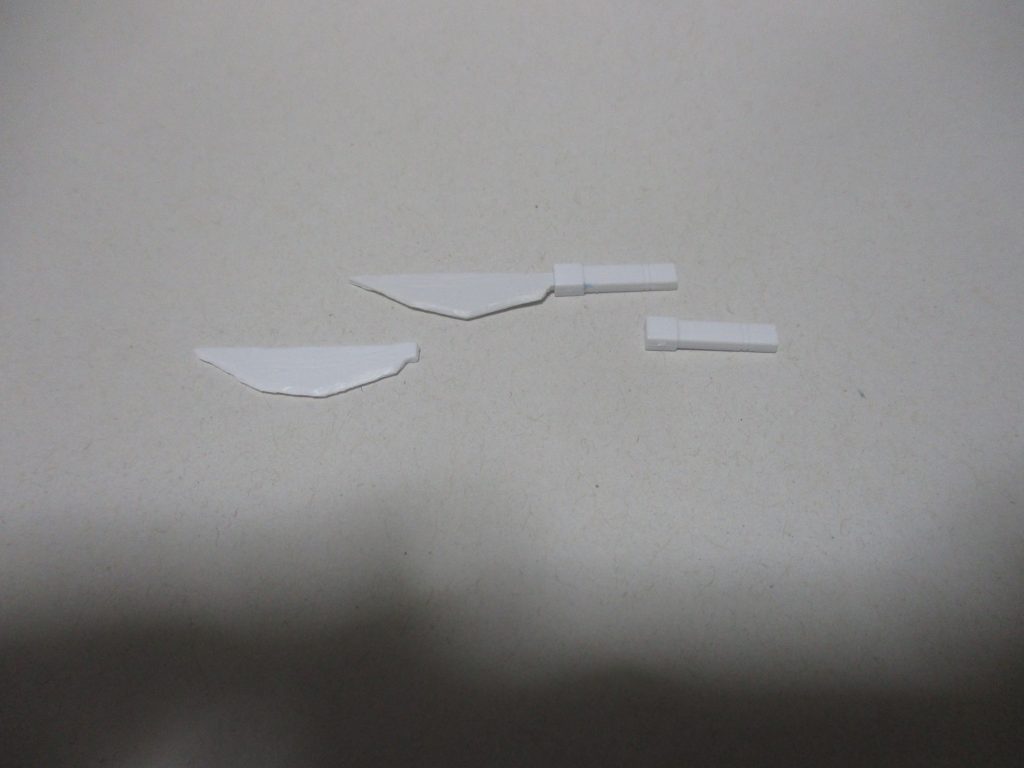 ナイフは白いプラ材を加工して、このようにサーベルラックに付けられるようにしてます。