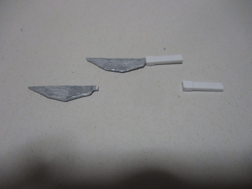 ガンダムマーカー・シルバーで塗りました。