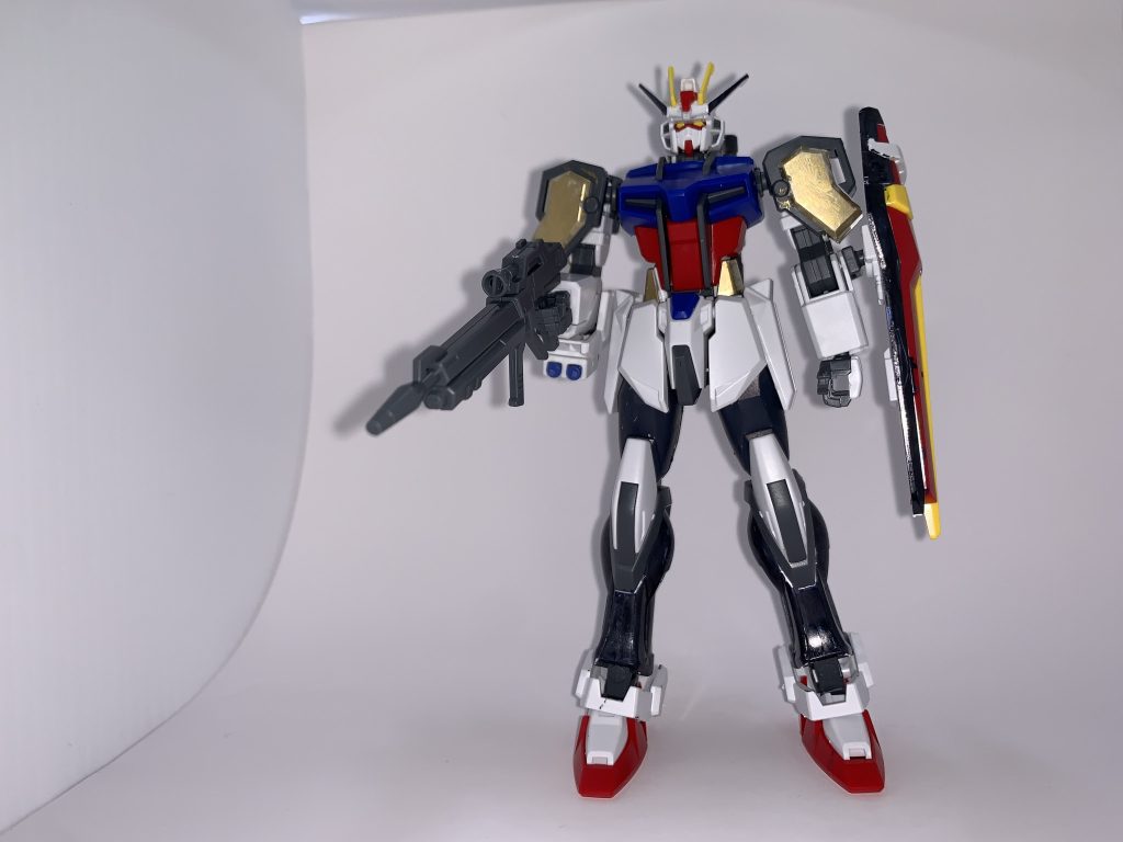 あえて肩を下げたのも工夫の一つ。さりげなく右の下腕部に武器が付いているのも面白いですね。