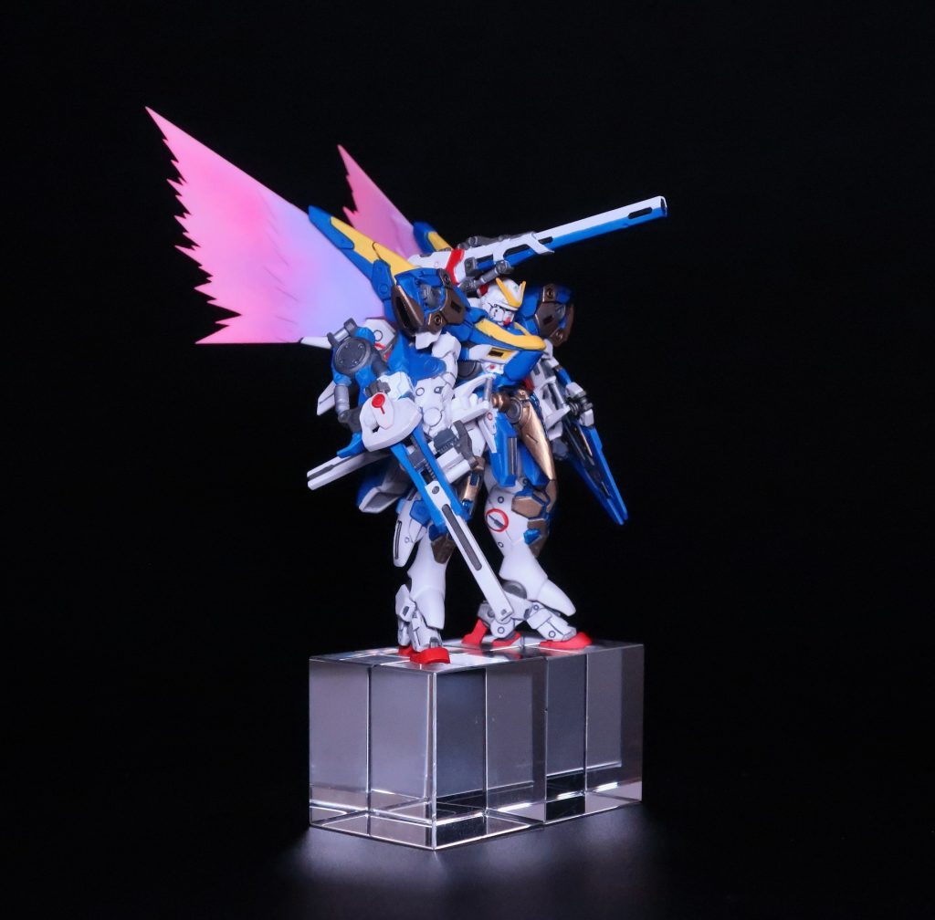 光の翼です。HGのV2用光の翼を参考にして製作。ミノフスキードライブユニットの一箇所に四角の穴を開け、そこに光の翼を差し込む形にしました。接続部はきっちり形が合うようにしましたが、その他は大まかなシルエットをHG版に寄せただけでかなり適当でしたが、まぁまぁそれっぽくなったのではないかと。色はHG版も劇中でも青とピンクの2種類あって悩みましたが、決め切れなかったので両方、としました。水色を塗ってからの蛍光ピンクでグラデーション。