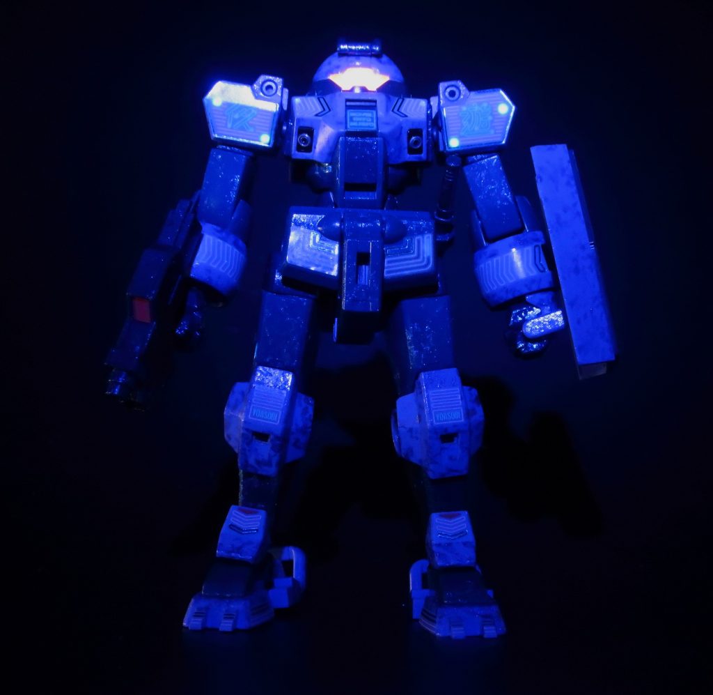 クリアパーツは元々光りますが、肩の小さい○だけ蛍光塗料塗りました。もっと全身各所に塗っても良かったかもしれない。