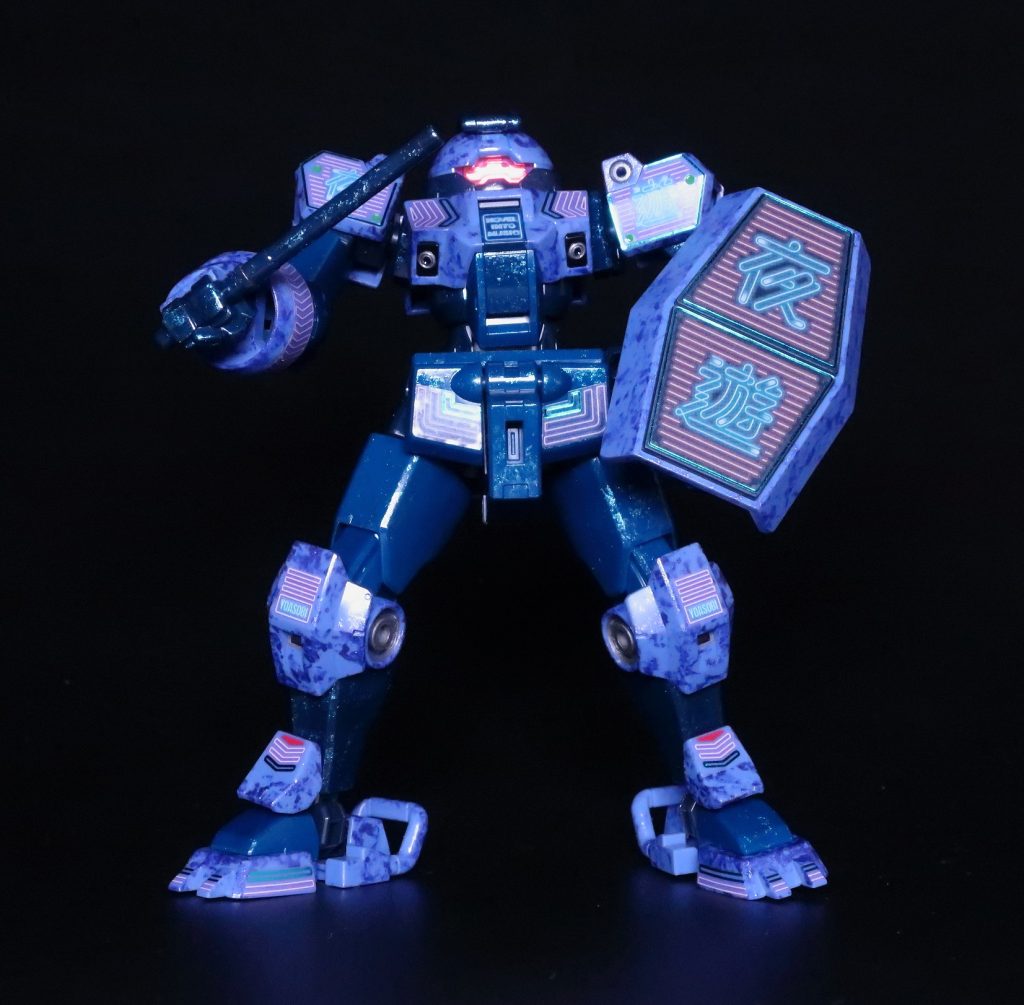 謎の棒を構えて頭部カメラの奥側に、エアリアルの余りシールを貼りました。かなりギラギラで光を反射してなかなか効果的です。