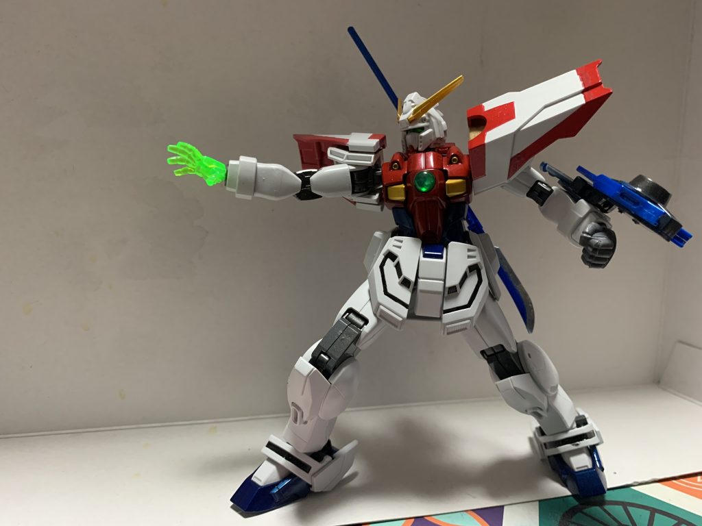 武器などはそのまま移植しています。シールドは旧キットと同じように肩用とシールド用をそれぞれ使い分けてます。肩とシールドでは微妙に形状が違うので流用は不可能で、可動変形ギミックを仕込むと見た目の影響するのでやめました。頭や肩はそのままライジングのを使っていますが、特に違和感はありませんでした。ＭＧシャイニングを使っているのでゲームから実装された「ライジングフィンガー」も当然できます♪