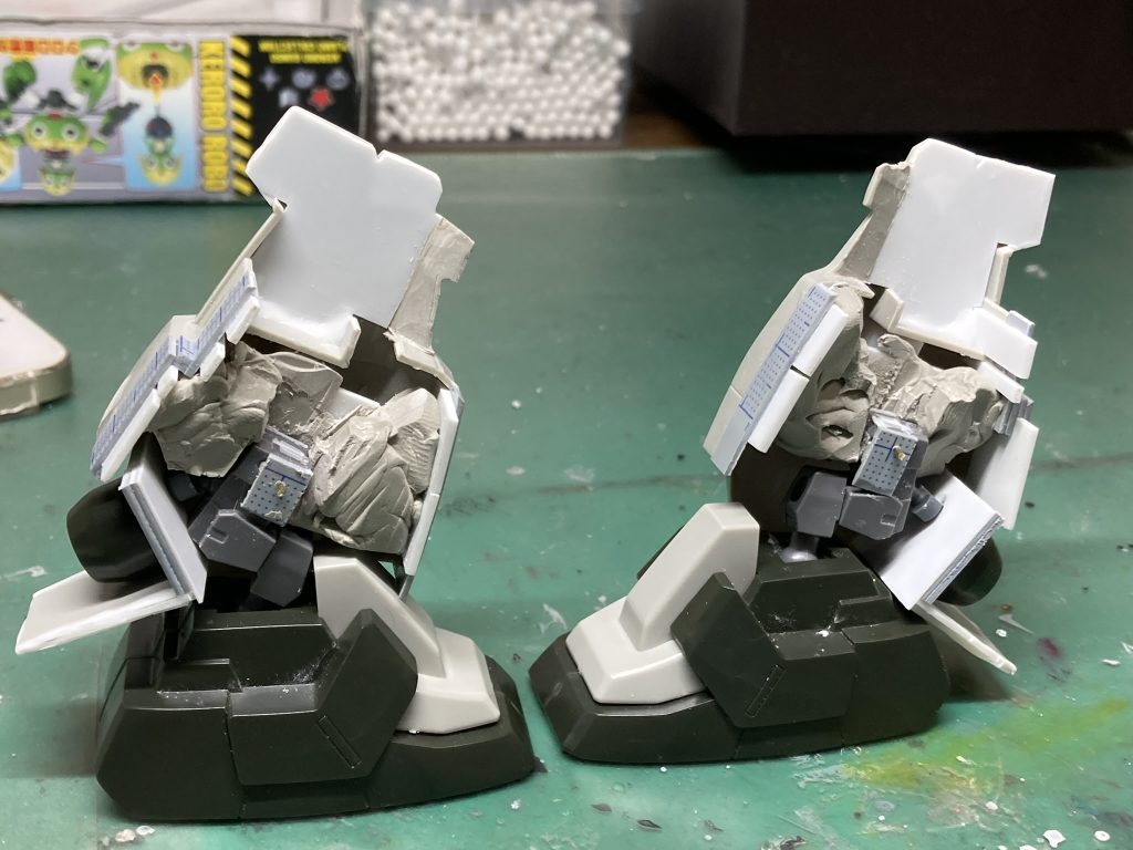 エポパテでフレームの受けを作っています。