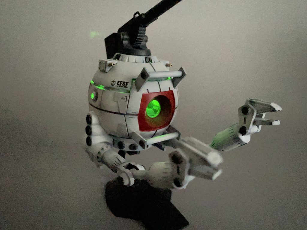 発光!意図せず切断したところから光が漏れて、サイコフレーム状態側面センサー部も光るように穴を開けています。