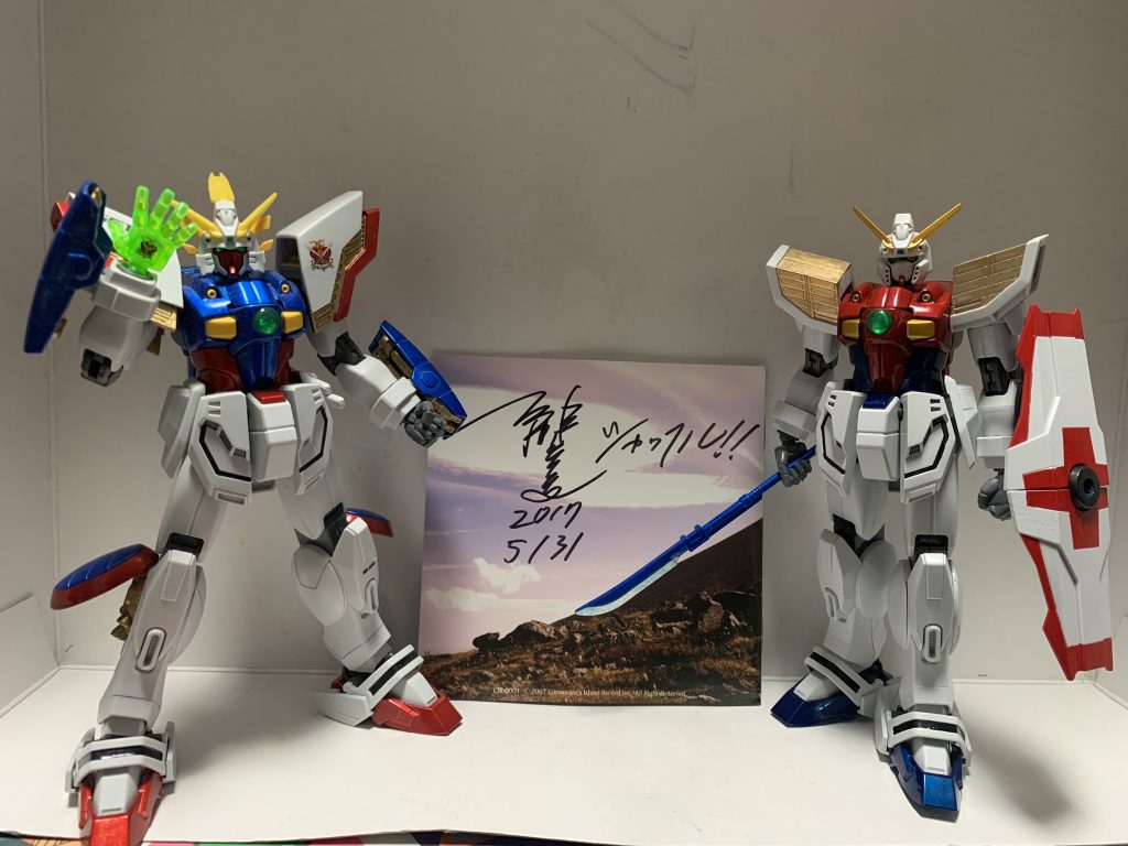 Ｇガンダム主題歌を担当された鵜島仁文さんのサイン入りＣＤと一緒に、シャイニング＆ライジング２ショット♪実はライジングはかなり以前に制作しており、もっと早く投稿する予定が、デカールがなかなか使えそうなのが無く、というかそもそもＧガン系デカールが無さ過ぎて「後はデカールだけ・・・」という状態のままでしたが、もうあきらめてこれで完成として投稿させていただきました。シャイニングのデザインがそもそも好きなので、ライジングも好きなガンダムなので、疑似とはいえＭＧ２体並べられて満足です♪