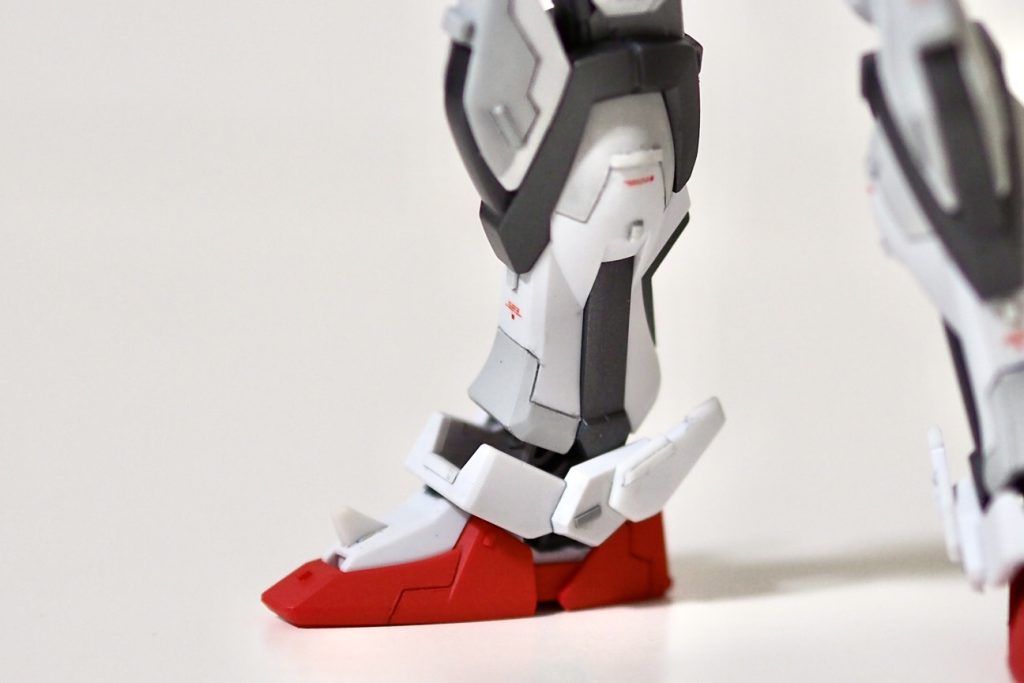 足元は筋彫りラインでグレーに色分け。