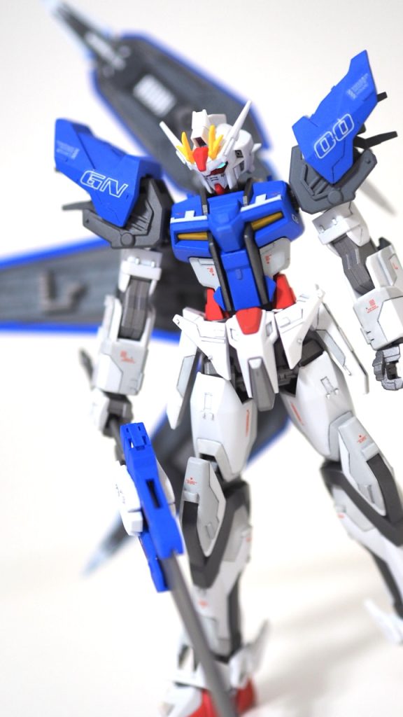 ストライク本体は肩アーマー、前垂れをエクシアのものに置き換え、頭部と胸部はプラ板工作で個性を出しました。あとは全身に筋彫りとプラチップの貼り付け。大剣もエクシア余剰パーツから作りました。