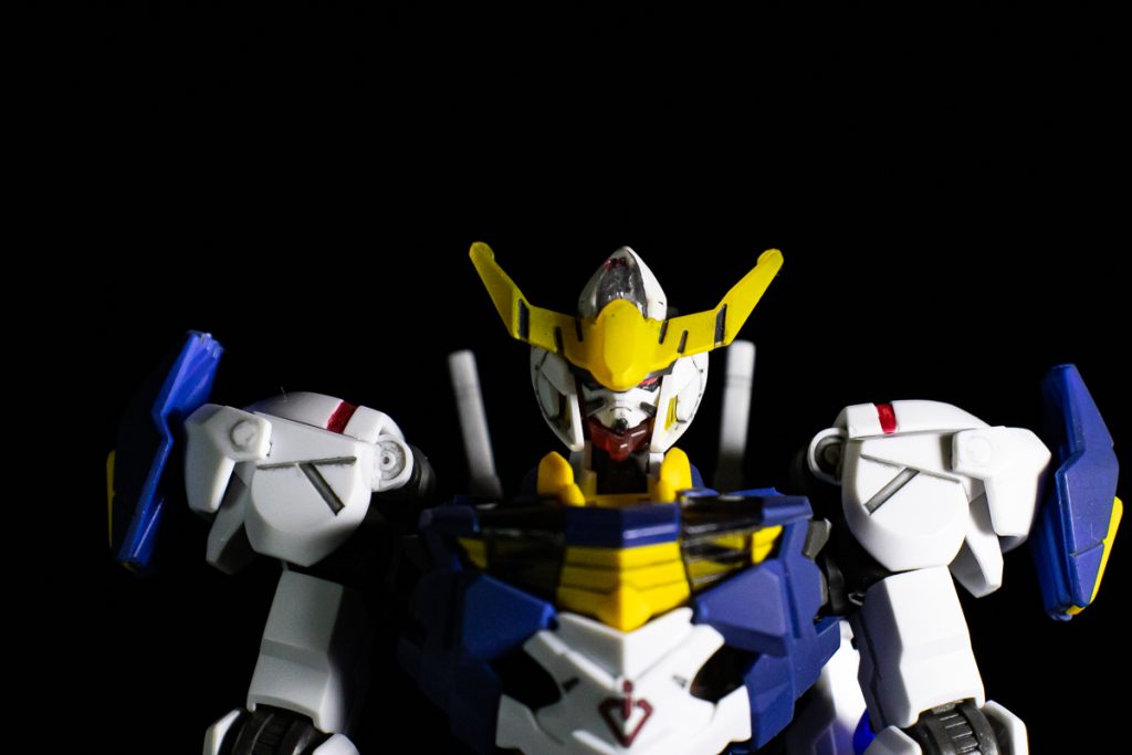 従来のバルバドスはツインアイの色が緑ですが、GUNDフォーマット搭載機の発光演出に合わせて赤にしました。また、見えにくいですが頭部上部にGUND発光をするクリアパーツを付けています。