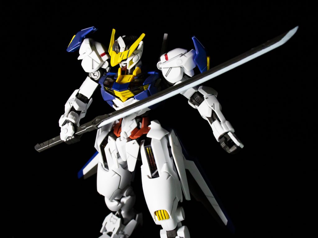 太刀、刃の部分を青味がかった白で塗装、剣先を少し尖らせています。