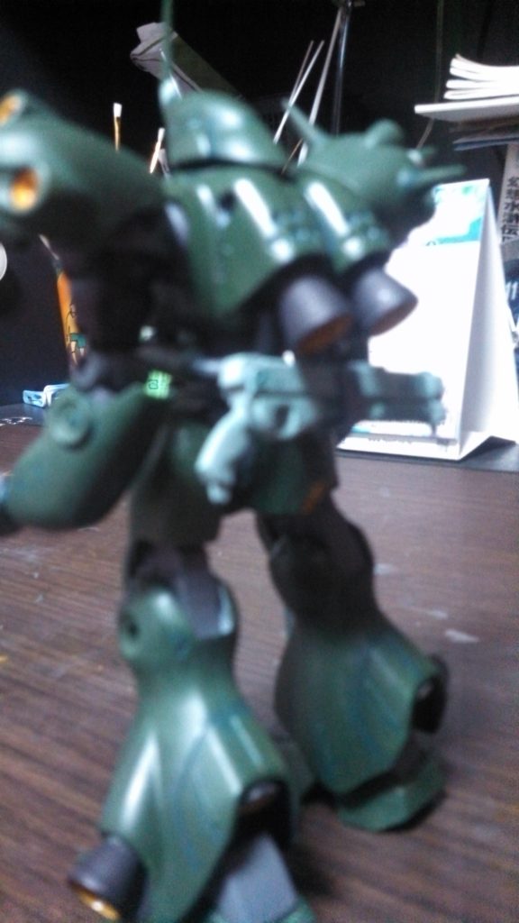 両脛のバーニアに使わなかったパーツを無理矢理くっ付けて、宇宙換装型にケンプファーの宇宙換装型が採用したら、少数量産でエースパイロット仕様になっていたかも知れませんね😅