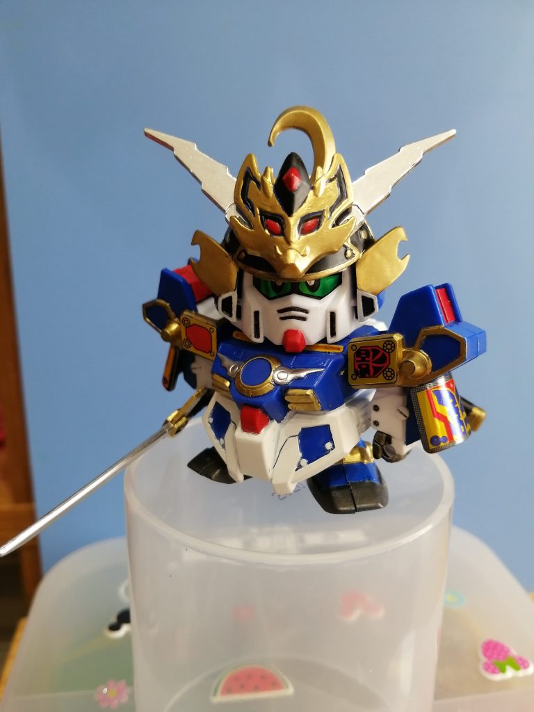 完成間近の状態。影荒烈駆主は、確かボンボンで公募されたデザインに基づいて商品化された記憶があるのですが、合ってますでしょうか（詳しい方がいらしたら教えてください）。個人的には、武者影シリーズ中でも、かなり洗練されたデザインだと思います。また、戦国伝のキット全般に言えることですが、兜のかぶり方でずいぶん表情が変わりますね。なんとも奥が深いです。