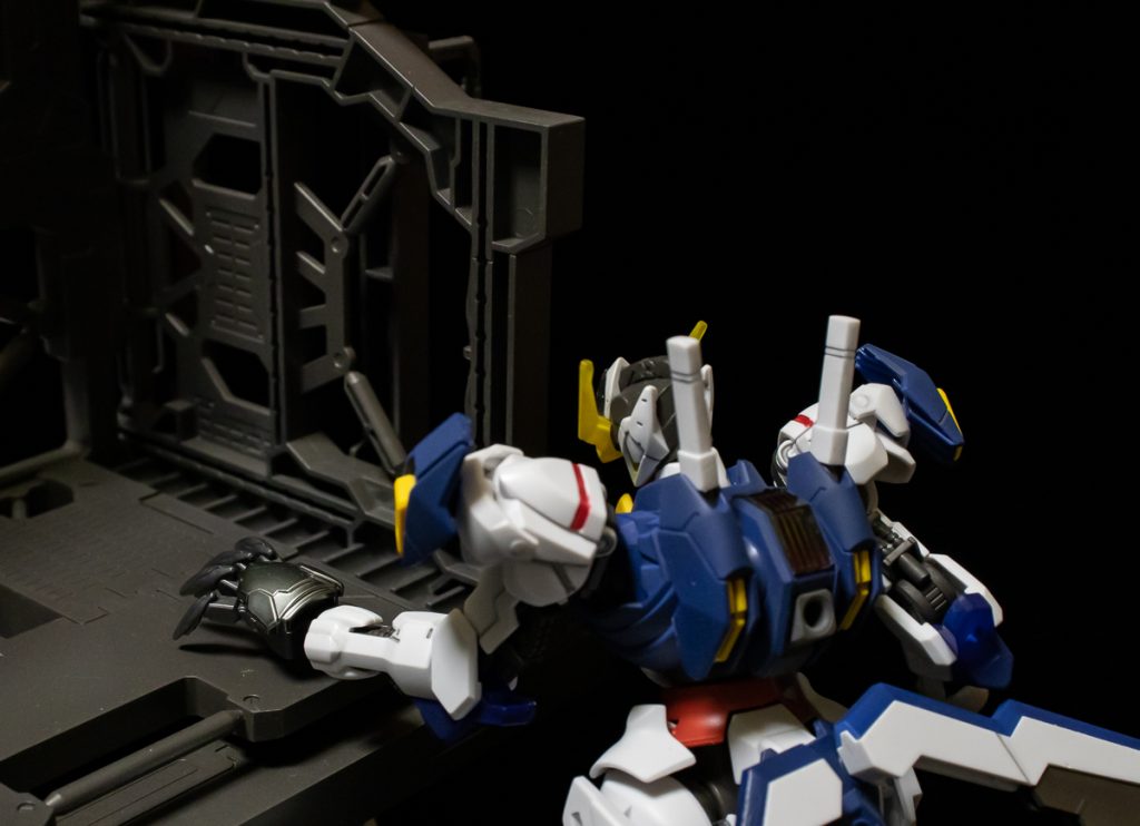 12話のポーズ、エアリアルの平手はないので、レプスルクスの平手を拝借。三日月ならやっても驚きませんね。