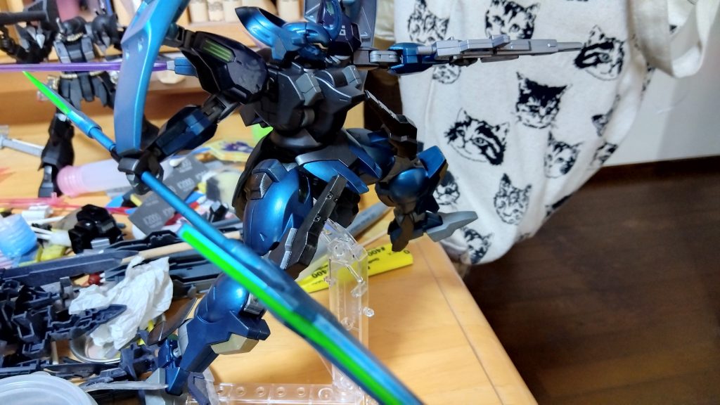 ついでに、ランサーはエナメルを筆塗した後に、クリアブルーのスプレーを吹いたら、クラック塗装っぽくなって「オー」ってなった……けど、見えにくい（＝ω＝／