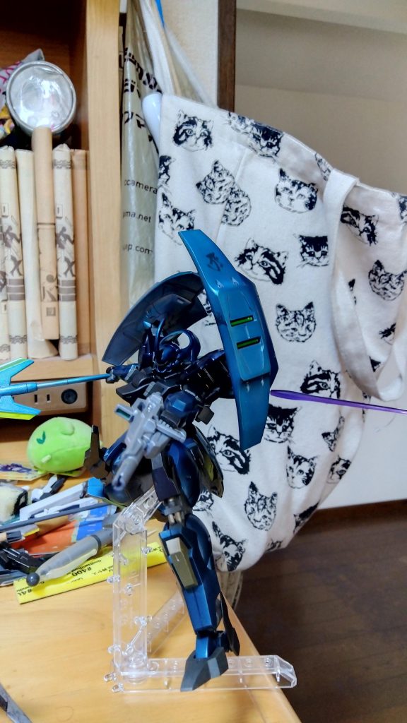 デカールは、辰年と寅年のサンスクリット語のデカールがあったので、それを利用して、あとはガンダムデカールの汎用のあるやつ。適当な数字。後、ガンダムmk‐Ⅱのビームライフルを持たせて、完成。エナメル塗料、良いね。