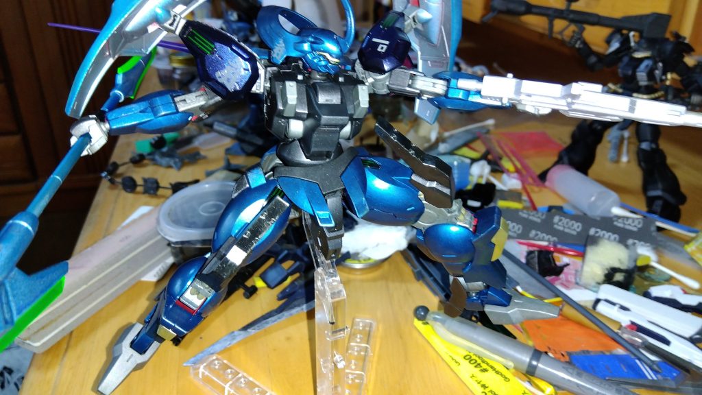 水星ホビーからよりもむらなく濡れるのは、やっぱり強い。エナメルのメタリックブルーとガンメタル、チタンゴールドとメタリックグレイを使ってます。