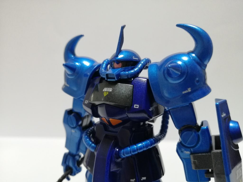 エコプラは元は全てのパーツが真っ黒なので、ホワイトサーフェイサーを吹いてから、メタリック塗装しました。最後に光沢トップコートで仕上げました。