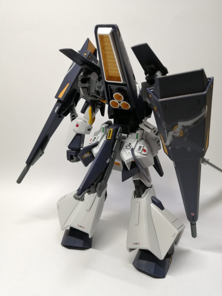 リアビュー。バーニアが多かったので、バーニアの塗装がたいへんでした。バーニアはだいたいいつもシャインシルバーで塗っています。