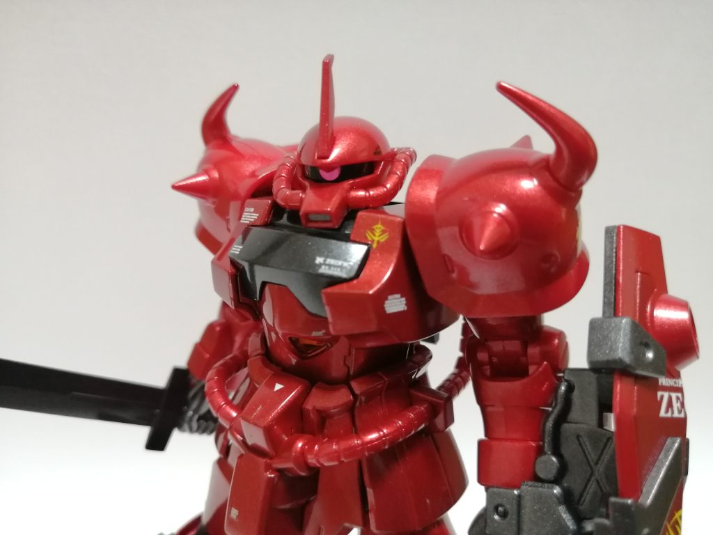 最初、作る前、赤いグフはどうなの？と思いましたが、赤いグフもかっこいいですね😄メタリックカラーでさらにかっこいい！