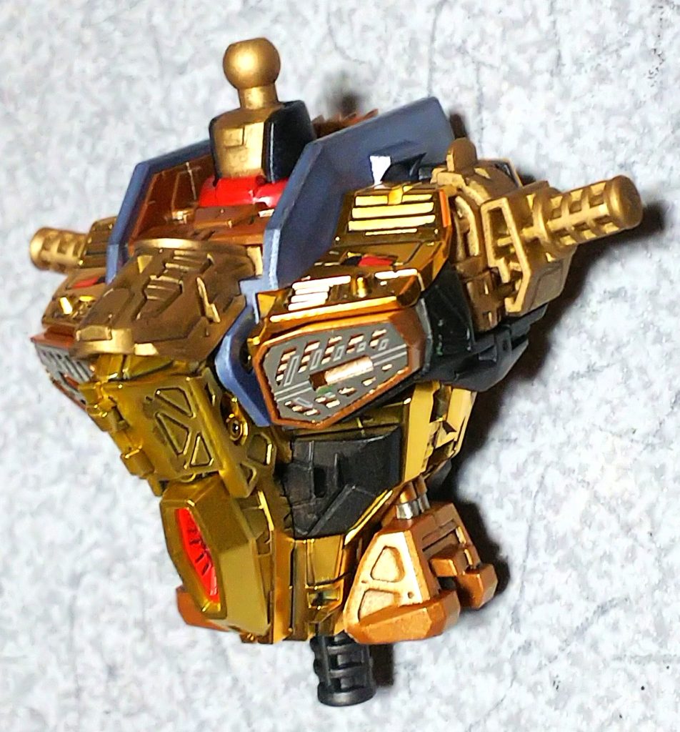 フレームは、メッキパーツと塗装済みパーツをそのまま生かす。Gパーツ(黄土色)のみゴールドで塗装し、メッキ部分とメリハリをつけるためにツヤ消しコート。エッチングシールやメタリック3Dシールは、貼るだけで質感がアップ。